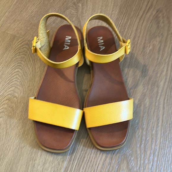 Mia Yellow Sandals - Picture 2 of 5